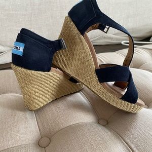Toms black wedges